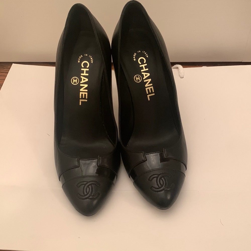 Chanel size 37 Black Pumps